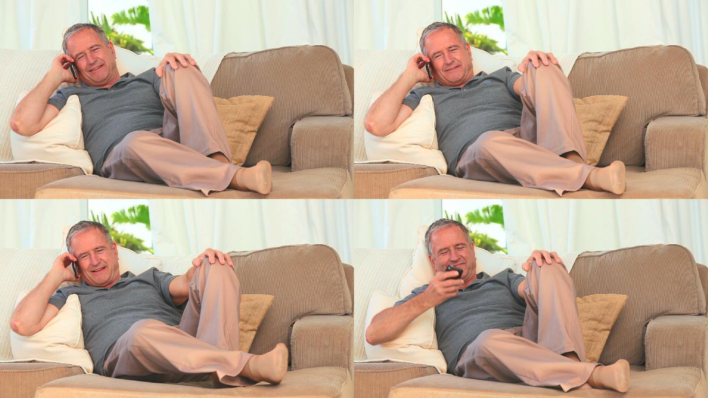 退休男子在沙发上接电话