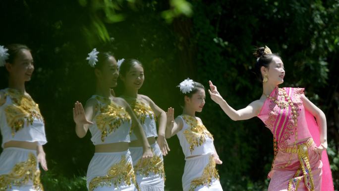 跳舞的傣族女孩 少数民族 泼水节 节日