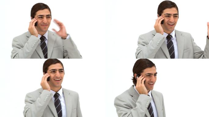 一个微笑的男人在白色背景下用手机说话