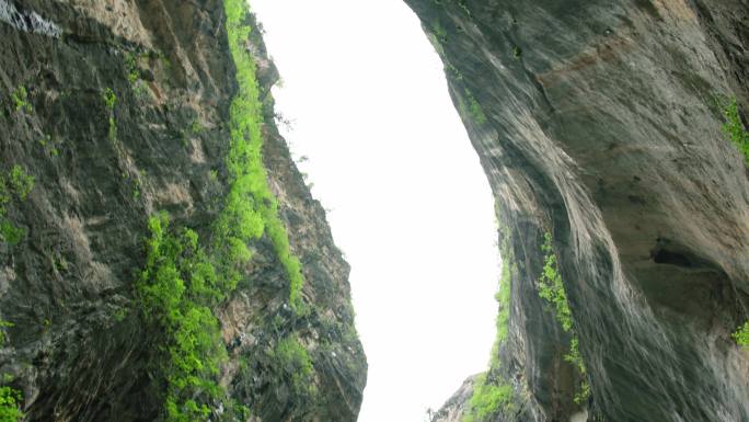 仰拍峡谷上方的一线天