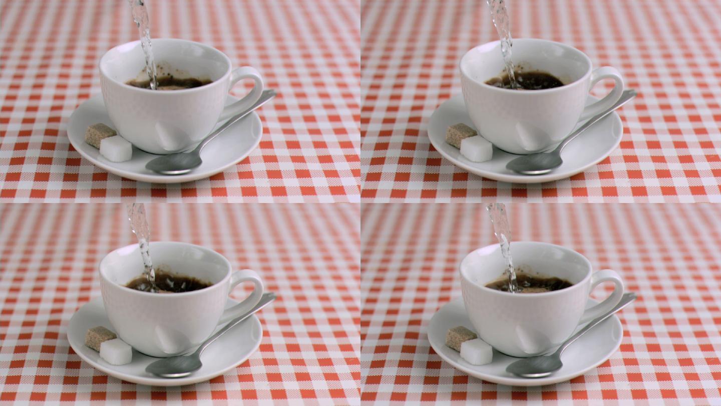 热水在速溶咖啡中以超慢的速度流动