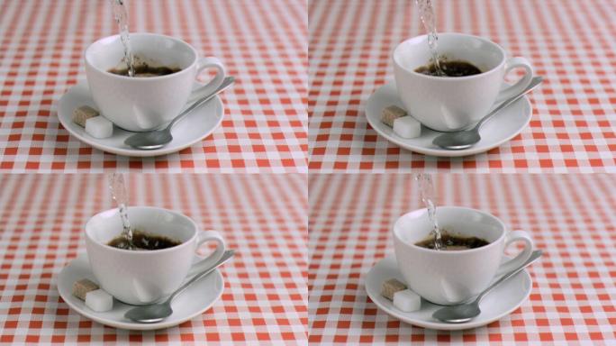 热水在速溶咖啡中以超慢的速度流动