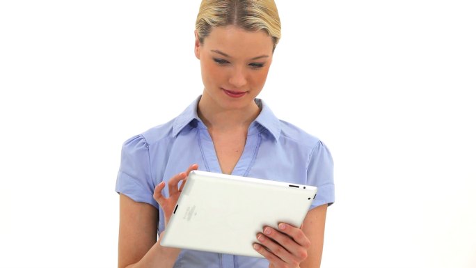 金发女子在白色背景下使用平板电脑