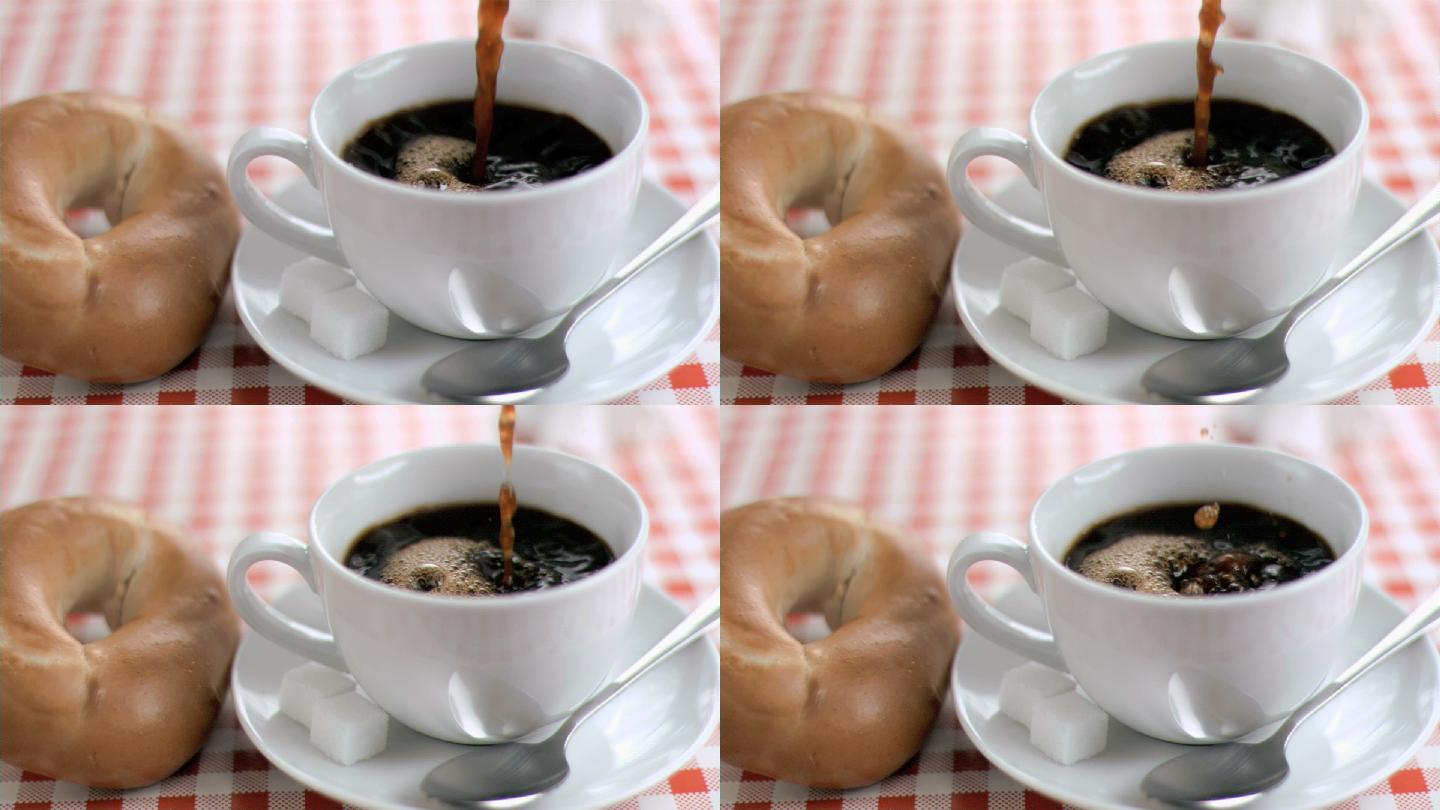 咖啡正以超慢的动作倒在桌子上的杯子里