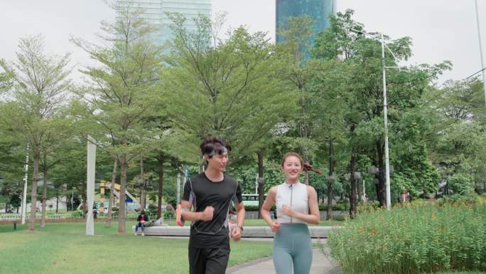 情侣在公园里跑步