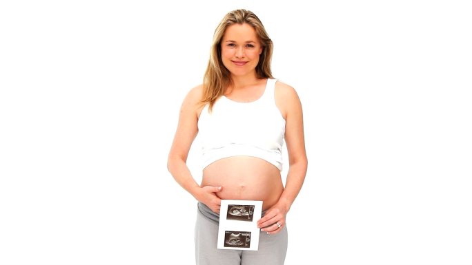 漂亮的孕妇与她的未来宝宝的扫描