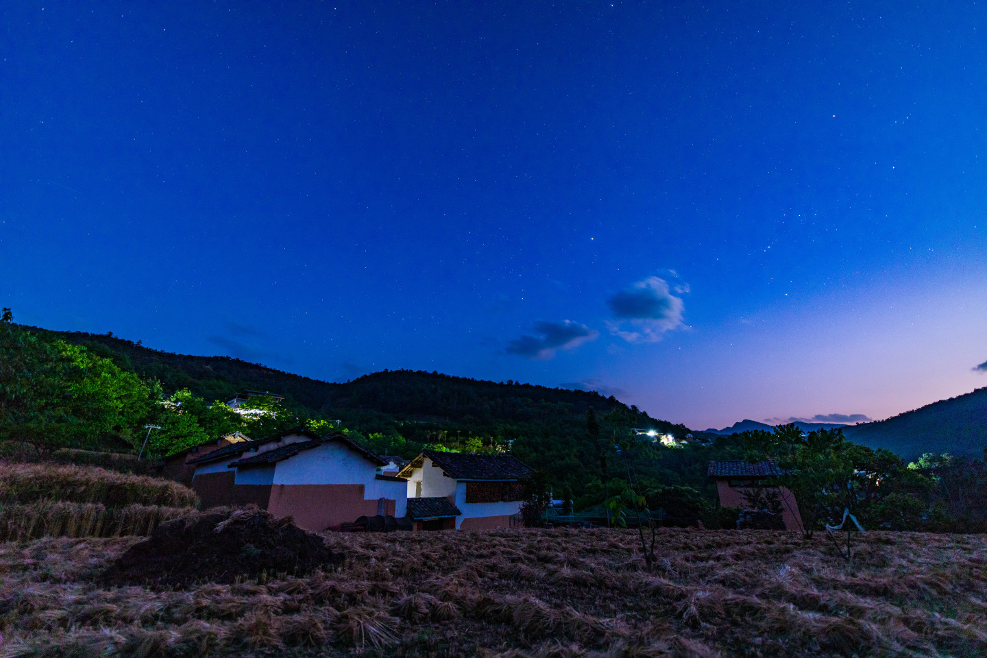 小区白天到黑夜灯亮起（延时摄影）_1920X1080_高清视频素材下载(编号:6015799)_实拍视频_光厂(VJ师网) www.vjshi.com