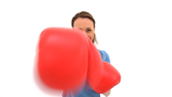 一个面带微笑的女人在白色的背景下玩拳击手套