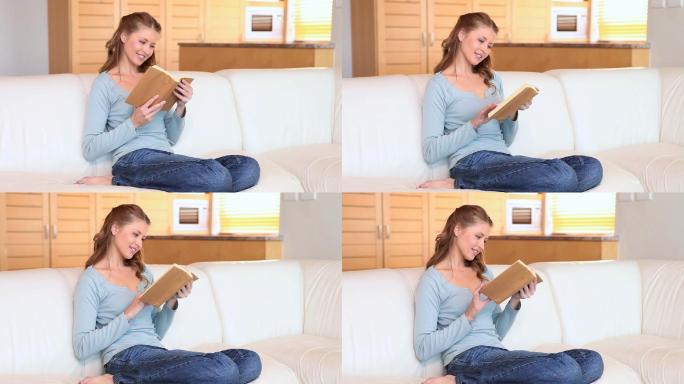 一个坐在沙发上看书的西方女性摇镜头