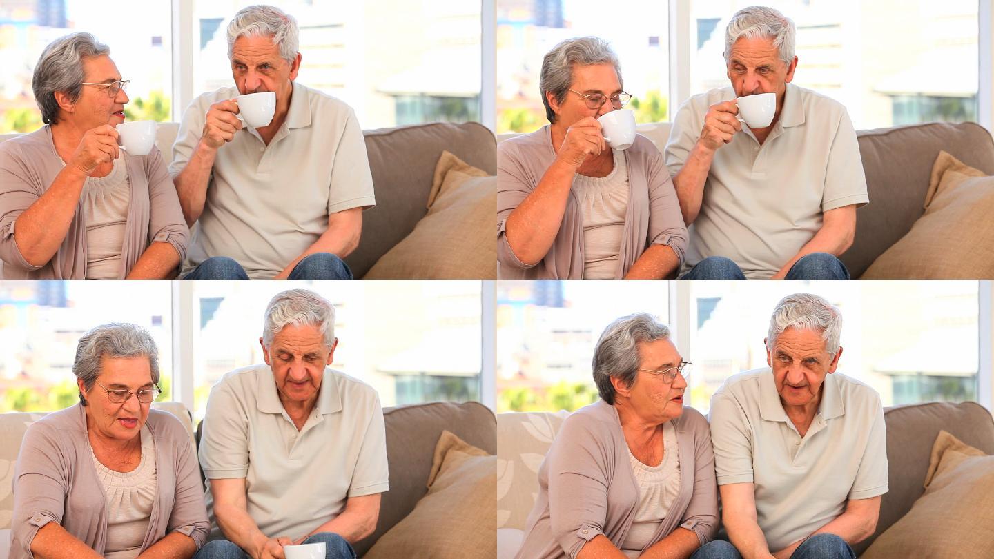 成熟的夫妇喝着茶退休父母欧美