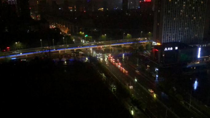 雨夜中的车流延时