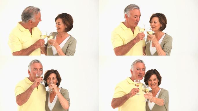 成熟的夫妇喝着白葡萄酒