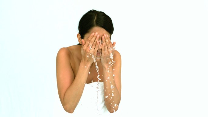 一个女人在慢镜头里洗着脸