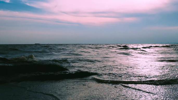 台风过境黑暗的巢湖湖面波涛汹涌