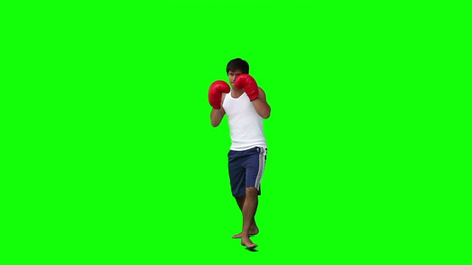 一个男人在绿色的背景下练习跆拳道