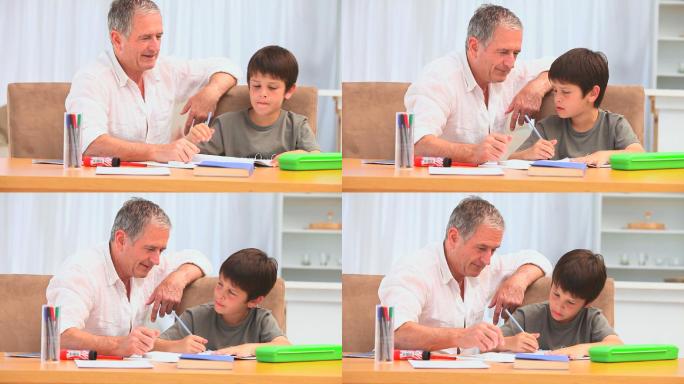 小男孩和他爷爷在客厅里做作业