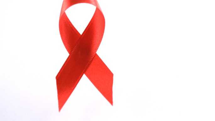 红色爱滋病意识丝带在慢动作下降