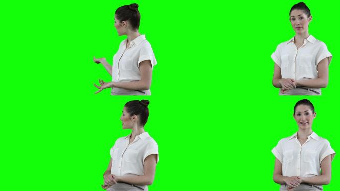 女商人用绿色背景的虚拟幻灯片做演示