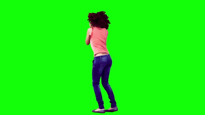 一个非洲女性听音乐跳舞慢镜头，在绿色背景下