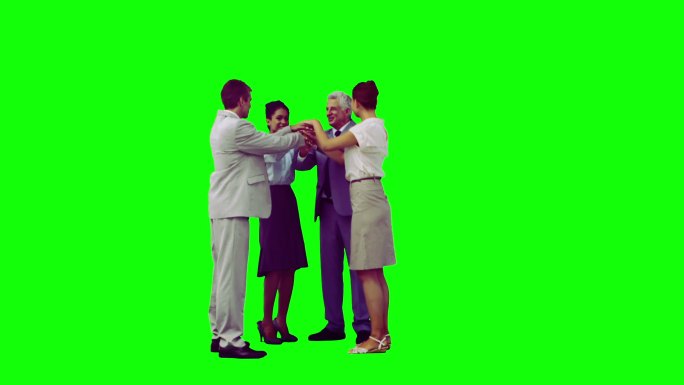 在绿色的背景下，微笑的商业团队在慢动作中把手合拢