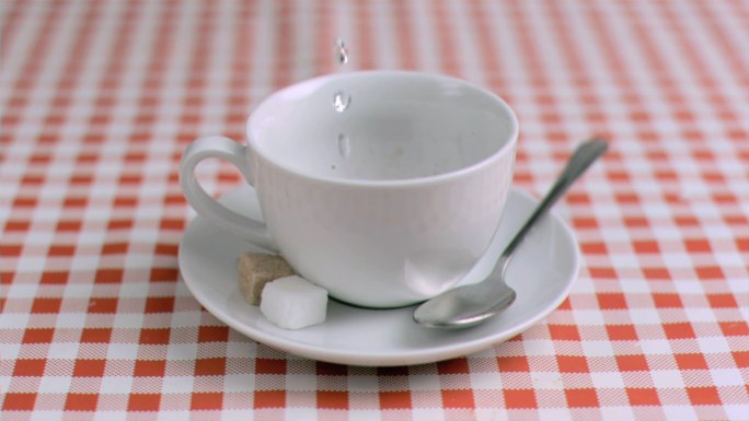 水以超慢的动作倒进速溶咖啡里