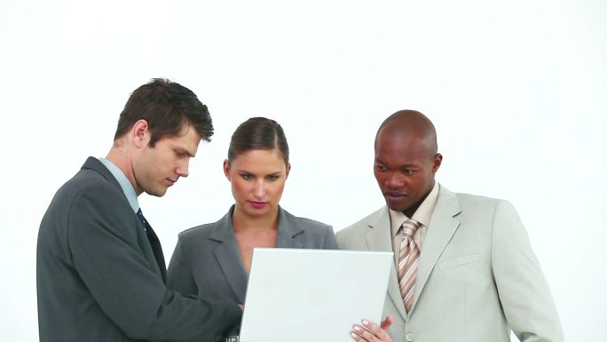 业务团队使用白色背景的笔记本电脑