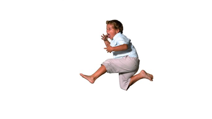 小男孩跳跃和呼喊在白色背景侧视图在慢动作