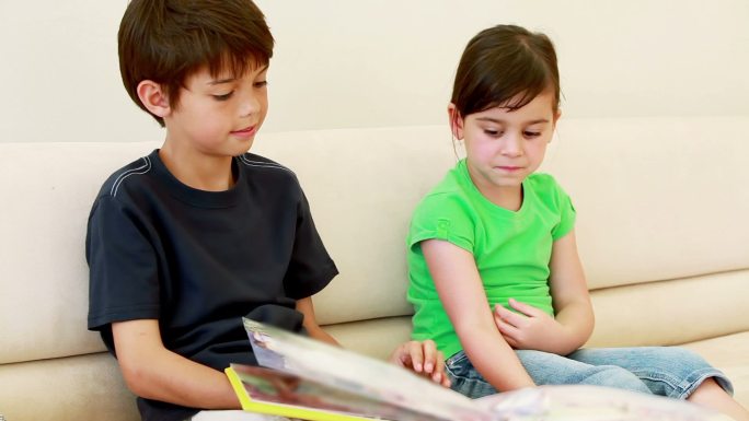 孩子们坐在客厅里看书
