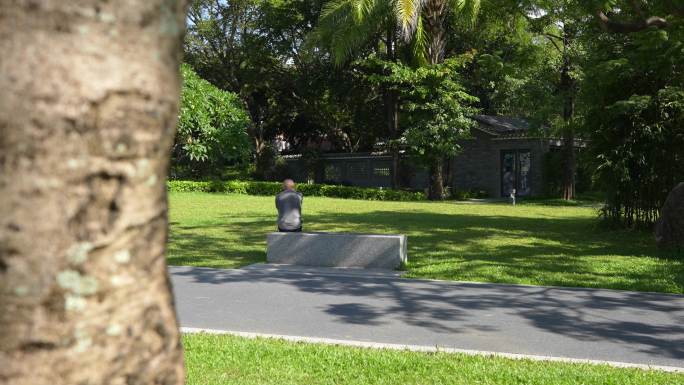 4K正版-实拍城市公园树荫乘凉的独居老人