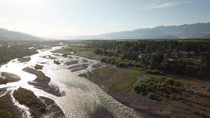 航拍草原河流石头山4K视频