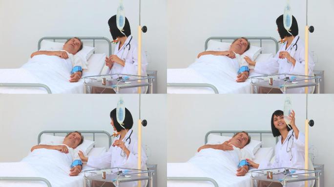 一个成熟的病人在病床上和他的护士聊天