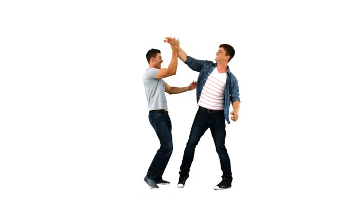 两个男人在白色背景下用慢动作互相击掌
