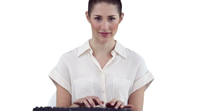 一个女人面带微笑，在白色的背景下敲击键盘