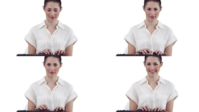 一个女人面带微笑，在白色的背景下敲击键盘