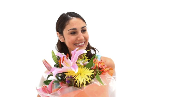在白色的背景下，快乐的女人收到了一束鲜花