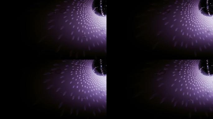 闪亮的迪斯科球在黑色和紫色的背景缓慢旋转