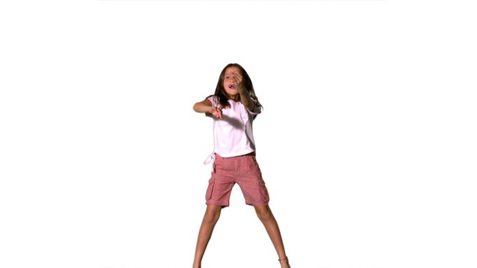 一个西方女孩四肢伸展跳跃慢动作，在白色背景下