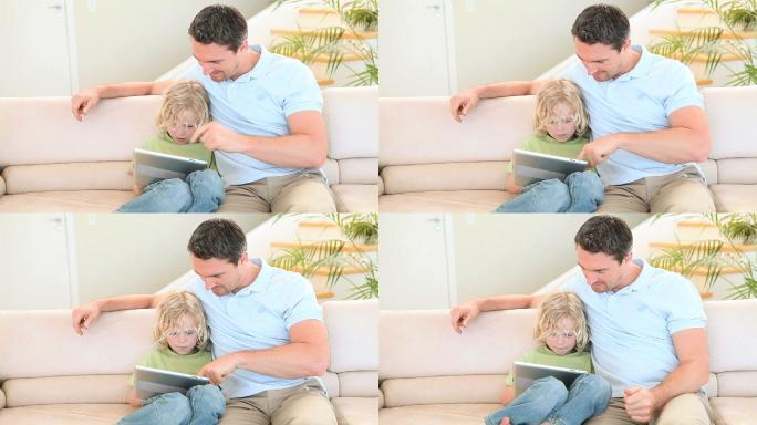 父亲和儿子坐在一边咳嗽一边用电子书