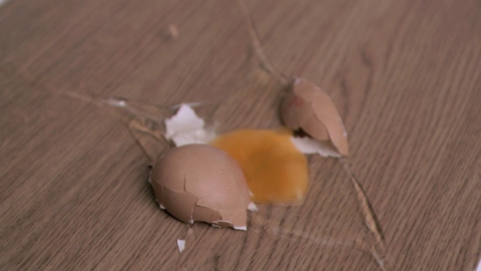 鸡蛋以超慢镜头摔在桌子上