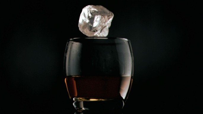 冰块以超慢的动作滚进一杯威士忌