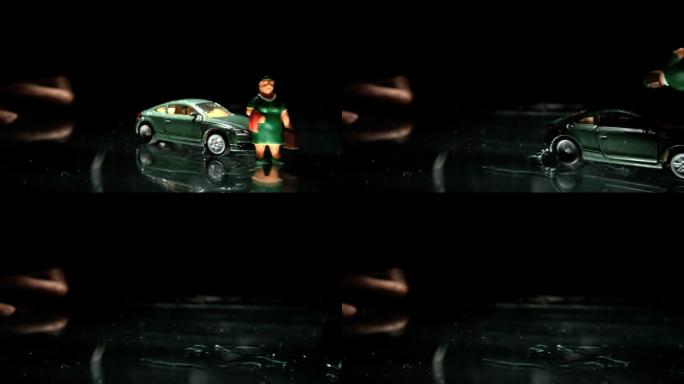 一辆绿色的玩具车在慢镜头中撞到了一个女人的小雕像