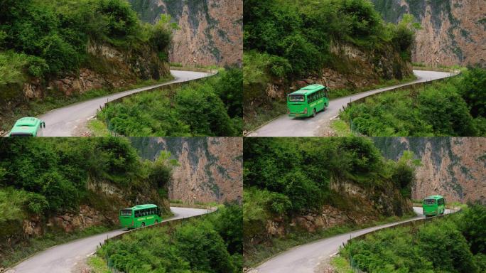 大巴车行驶在山间公路