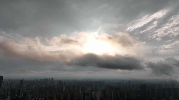 城市上空漂浮的云朵