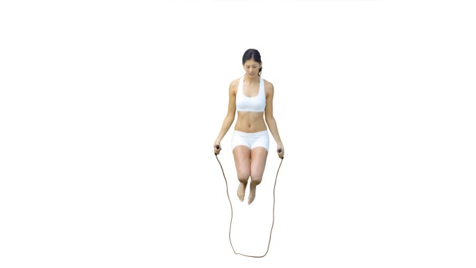 一个亚洲女子跳绳慢动作，在白色背景下