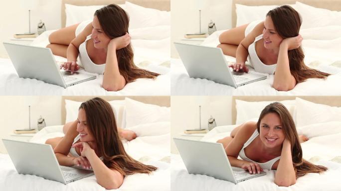 躺在床上的女人在上网