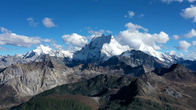 稻城亚丁三怙主神山雪山央迈勇自然风光延时