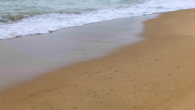 海水冲刷沙滩上的脚印