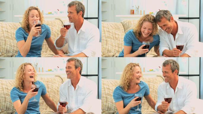 一对可爱的夫妇在客厅里享用红酒