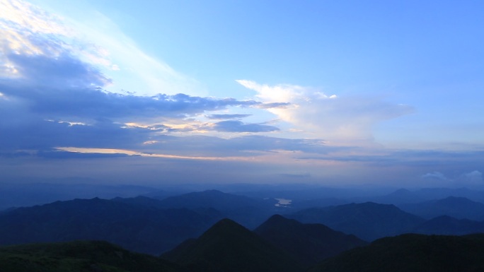 浙江会稽山东白山傍晚蓝天云朵群山山峰