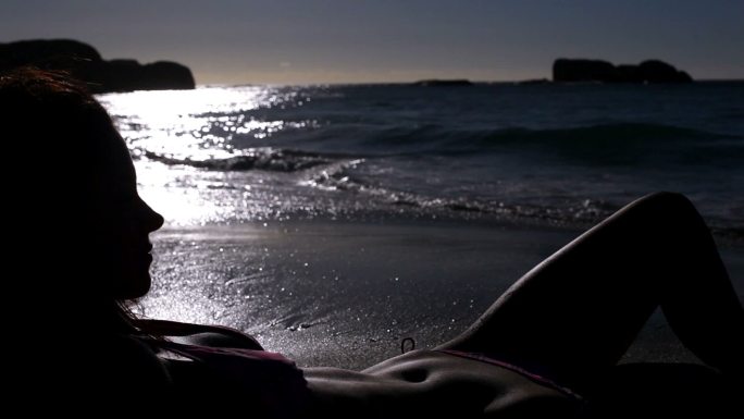 躺在沙滩上的女人海边乘凉海浪